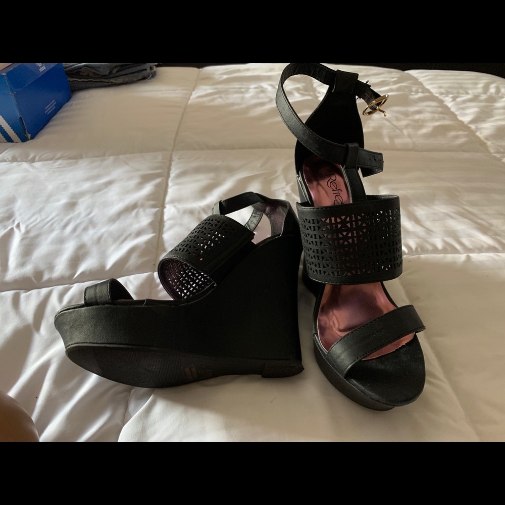 Black wedges